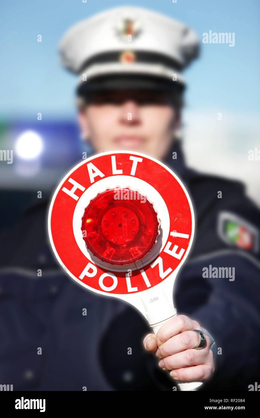 La signalisation de police, de contrôle ponctuel de véhicules voitures à s'arrêter et tirer dessus, Düsseldorf, Rhénanie du Nord-Westphalie Banque D'Images La signalisation de police, de contrôle ponctuel de véhicules voitures à s'arrêter et tirer dessus, Düsseldorf, Rhénanie du Nord-Westphalie Banque D'Images