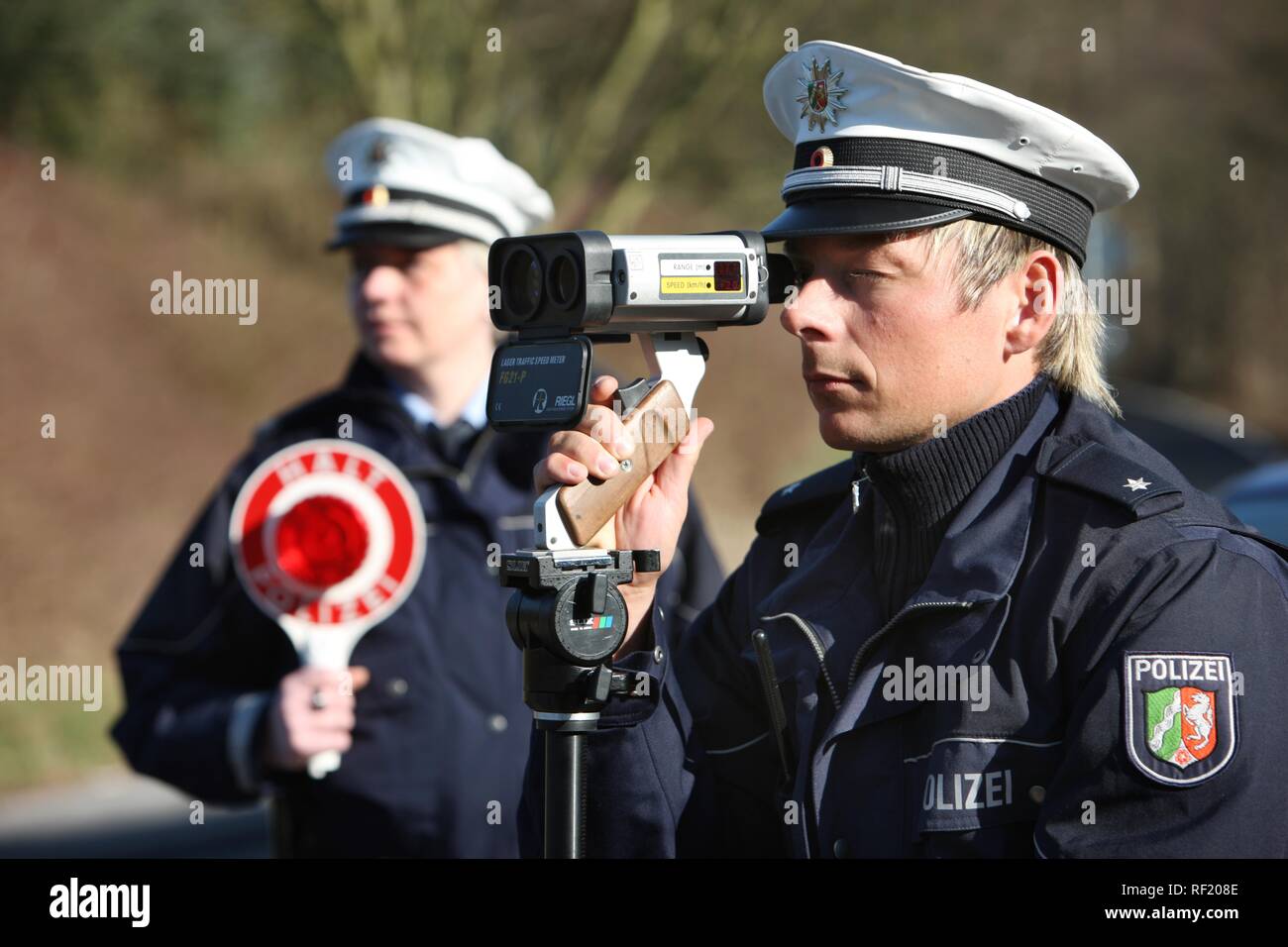 L'application de la limite de vitesse, la police de la vitesse avec un appareil de mesure laser, Düsseldorf, Rhénanie du Nord-Westphalie Banque D'Images