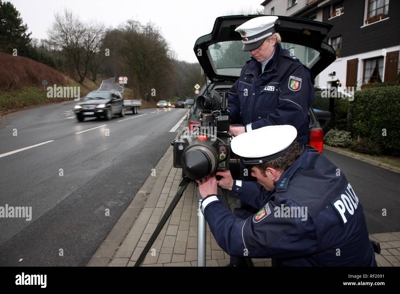 La mise en place d'agents de police contrôle de vitesse radar, Düsseldorf, Rhénanie du Nord-Westphalie Banque D'Images