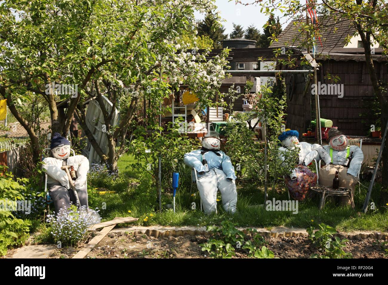 Jardin avec chiffres en peluche assis dans des chaises de boire une bière, Dortmund-Wickede, Dortmund, Rhénanie du Nord-Westphalie Banque D'Images