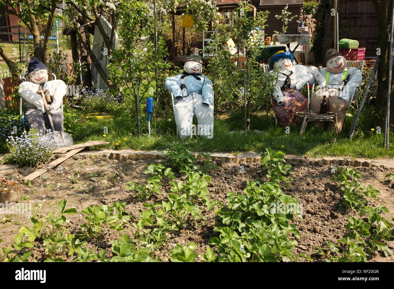 Jardin avec chiffres en peluche assis dans des chaises de boire une bière, Dortmund-Wickede, Dortmund, Rhénanie du Nord-Westphalie Banque D'Images