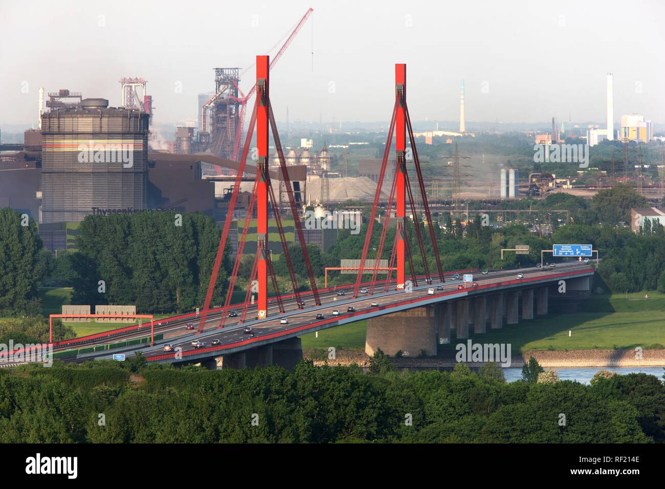 Autoroute A42 pont sur le Rhin, connu localement comme l'Emscherschnellweg entre Duisburg et Moers Banque D'Images