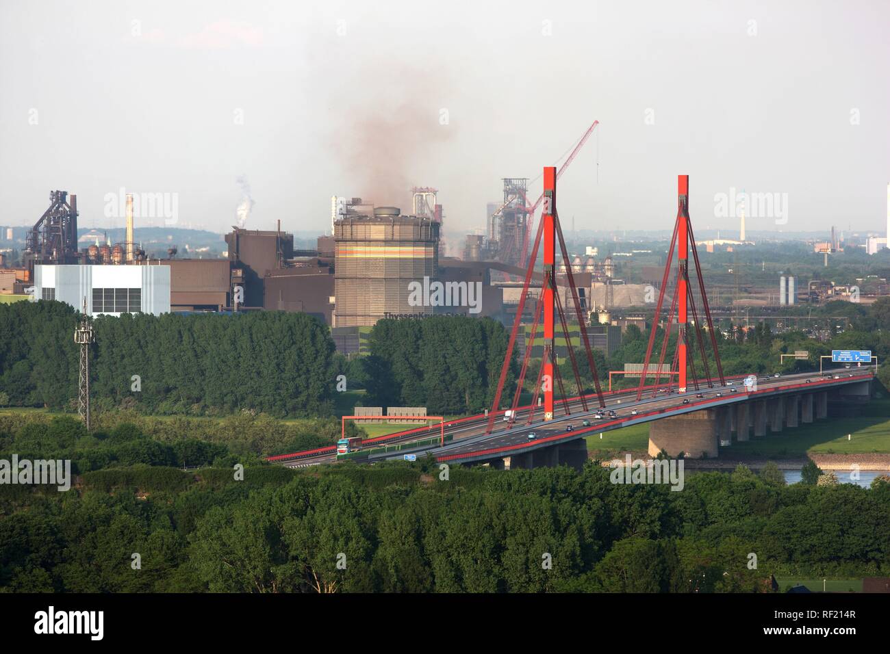 Autoroute A42 pont sur le Rhin, connu localement comme l'Emscherschnellweg entre Duisburg et Moers Banque D'Images