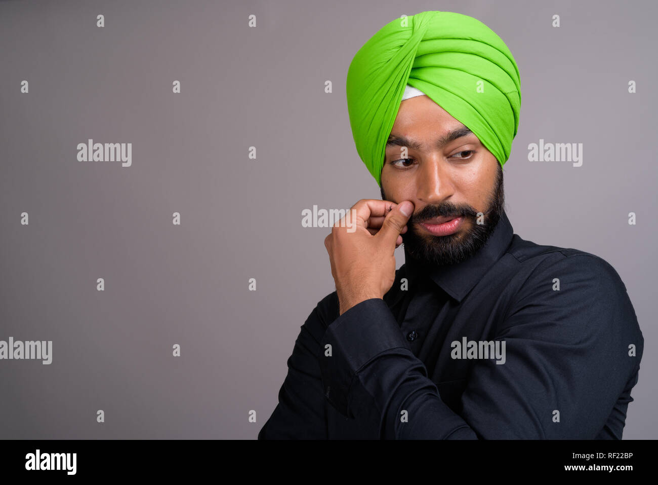 Jeune Indien turban sikh businessman wearing green Banque D'Images