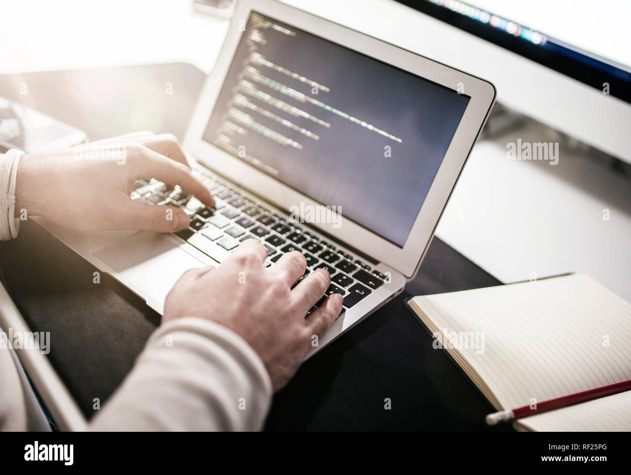 Codage personne ou de faire la conception de sites web sur l'ordinateur portable Banque D'Images