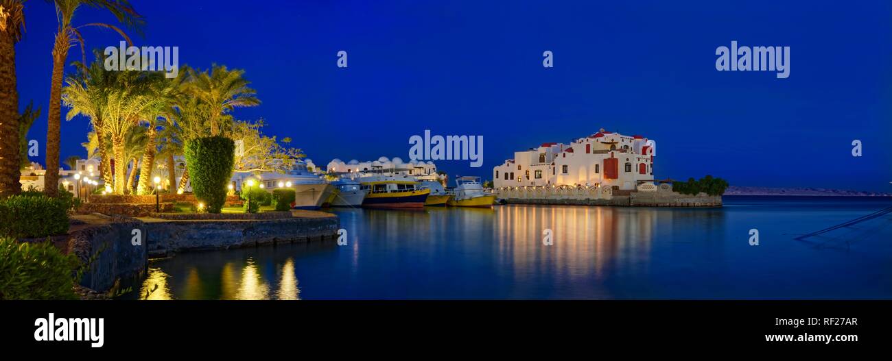 Le port en bateau au coucher du soleil, Blue Water Dive Resort, Hurghada, Red Sea, Egypt Banque D'Images