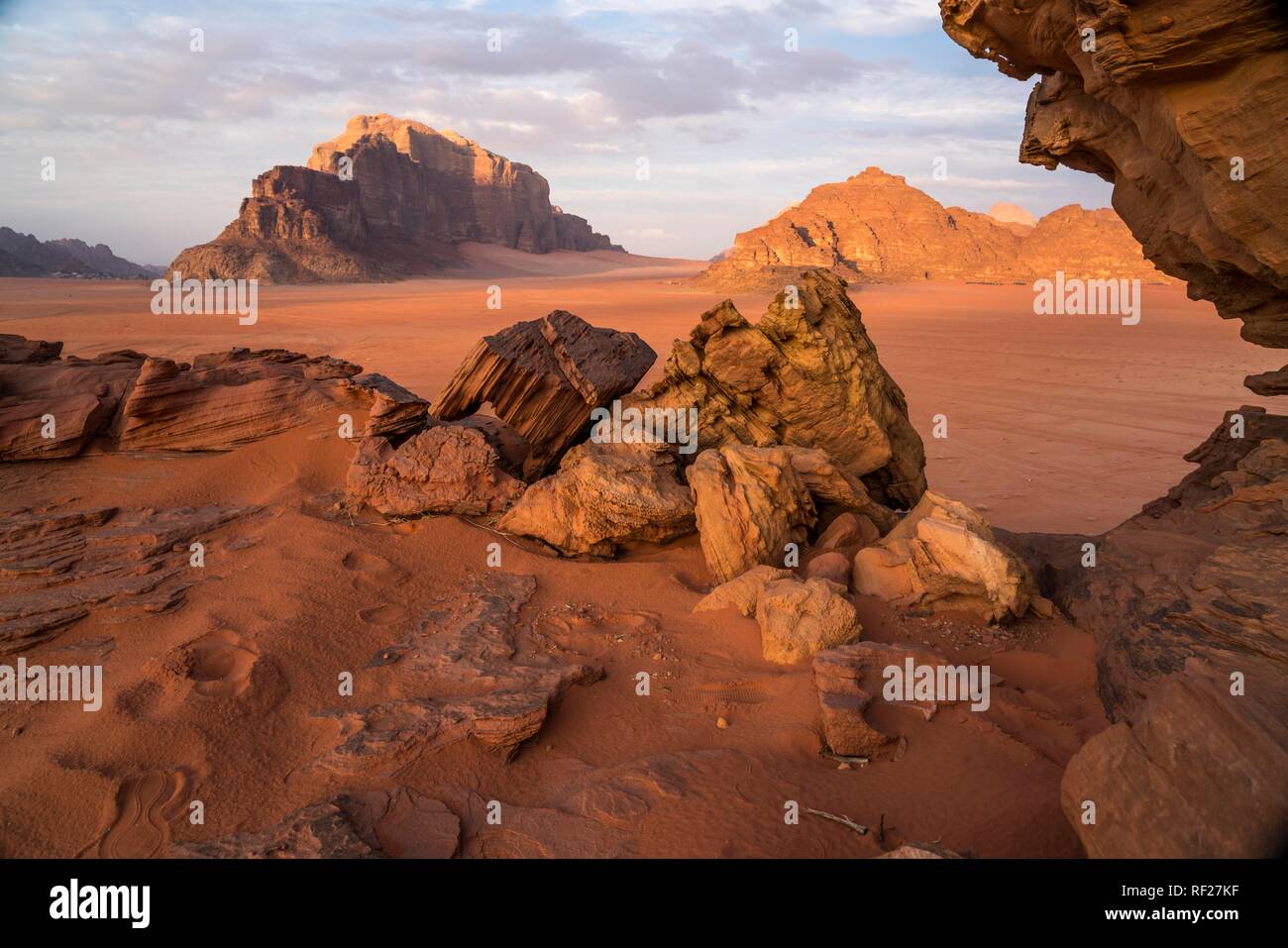 Paysage avec des rochers dans le désert Wadi Rum, Jordanie Banque D'Images