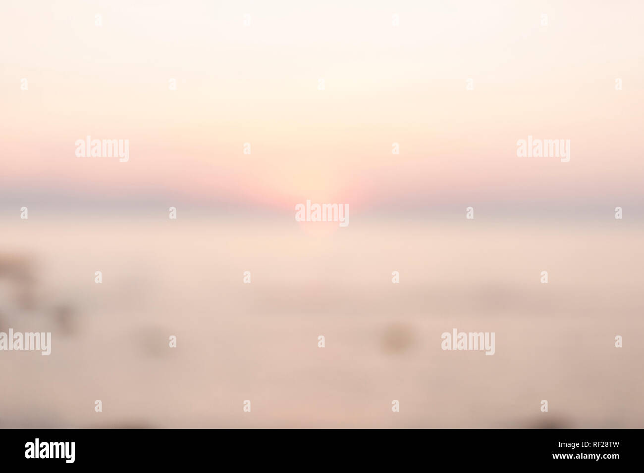 Avec un arrière-plan coloré doux coucher du soleil. Paysage flou. Banque D'Images