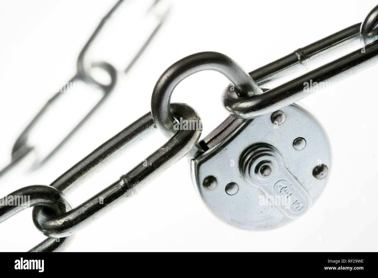 Cadenas en acier sur un lien chaîne Banque D'Images