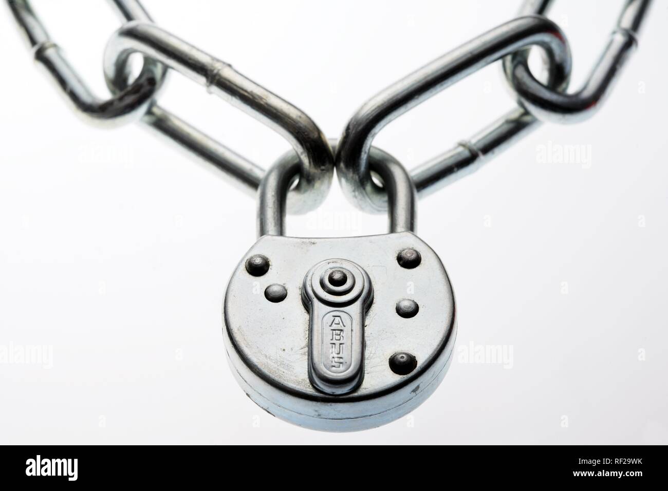 Cadenas en acier sur un lien chaîne Banque D'Images