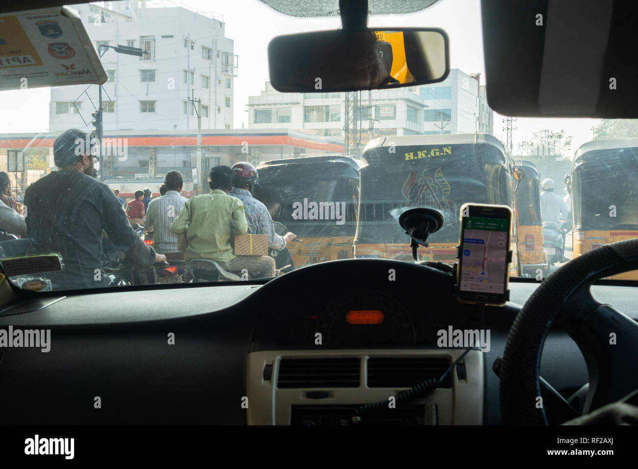 22 Jan 2019 Hyderabad-India,.A voir la circulation de l'intérieur d'un taxi à Hyderabad, Inde Banque D'Images