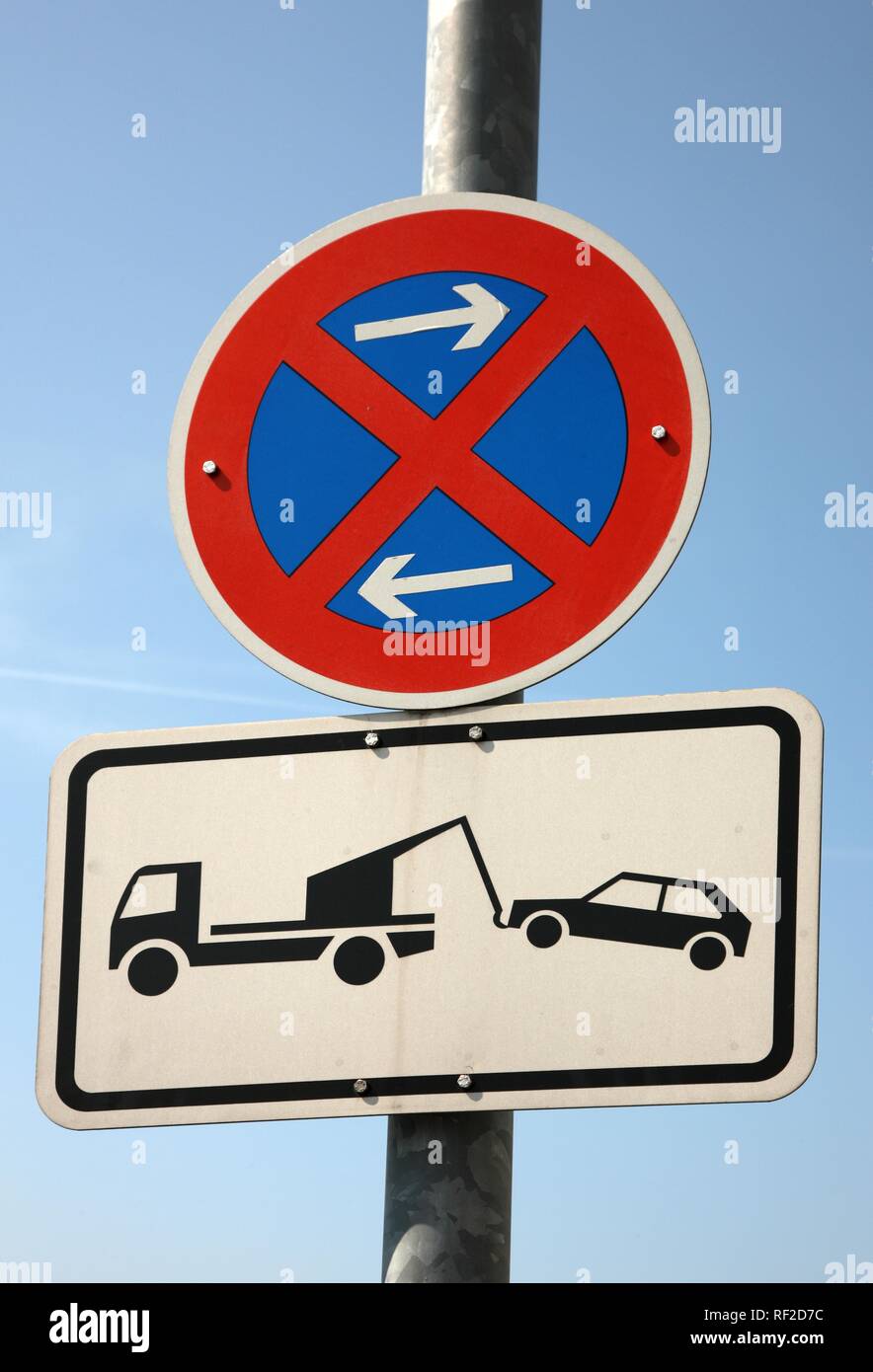 Parking strictement interdit de signer, zone-remorquage, connectez-vous à l'aéroport de Dortmund, Rhénanie du Nord-Westphalie Banque D'Images