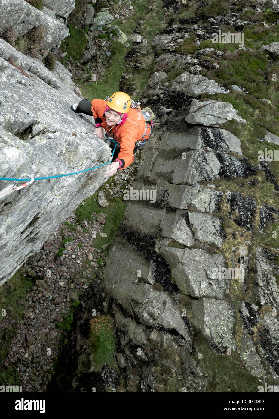 L'Angleterre, la vallée de Langdale, Gimmer Crag, femme climber on rock Banque D'Images