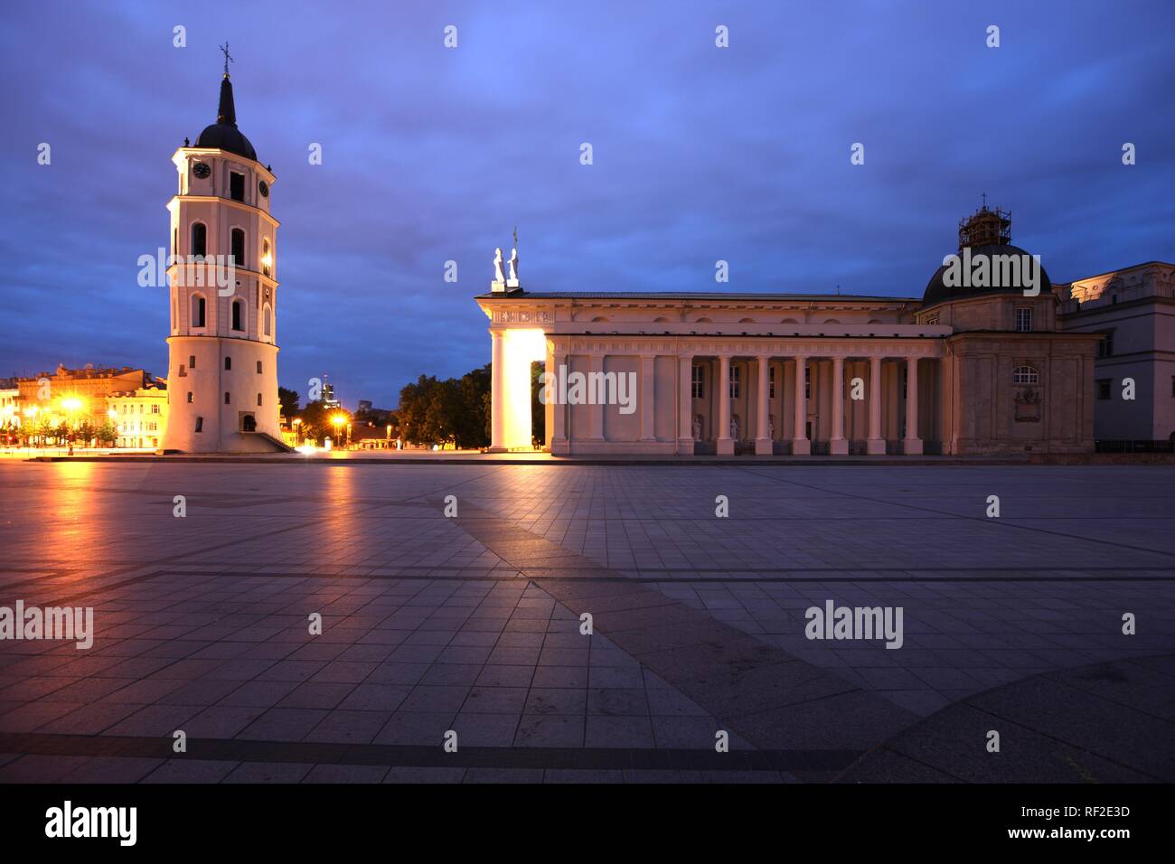 La Cathédrale Saint-stanislas illuminé avec clocher détaché, Varpine, Place de la Cathédrale, Vilnius, Lituanie, Pays Baltes Banque D'Images