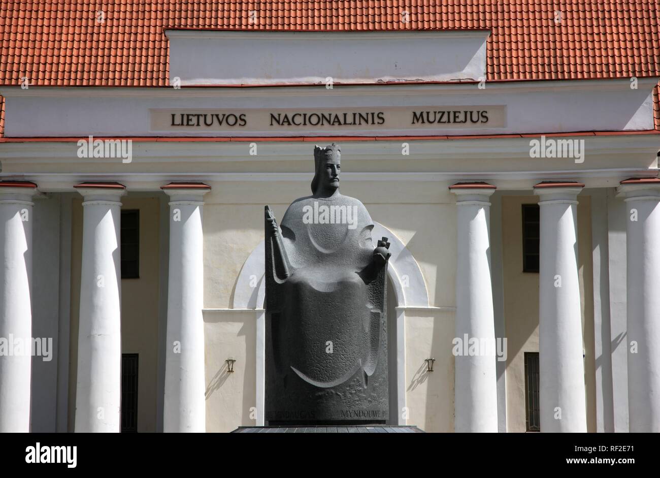 Statue devant le Musée National de Vilnius, capitale de la Lituanie, Pays Baltes, au nord-est de l'Europe Banque D'Images