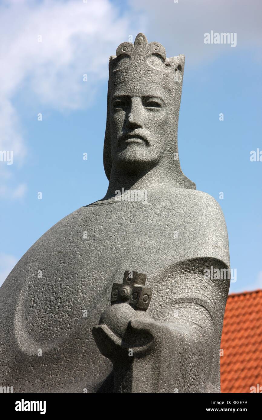 Statue devant le Musée National de Vilnius, capitale de la Lituanie, Pays Baltes, au nord-est de l'Europe Banque D'Images