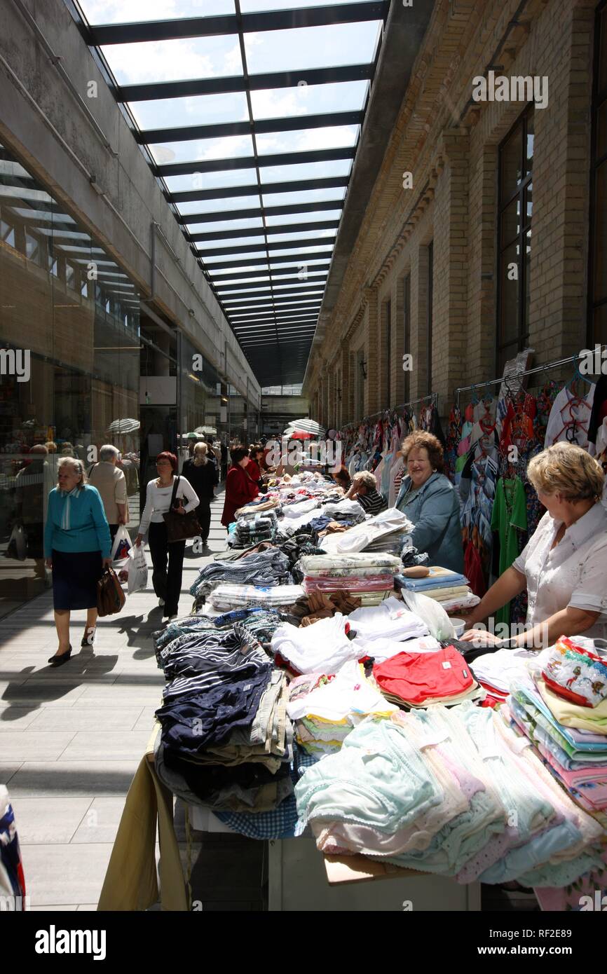 Stands dans le hall du Marché Central à Vilnius, capitale de la Lituanie, Pays Baltes, au nord-est de l'Europe Banque D'Images