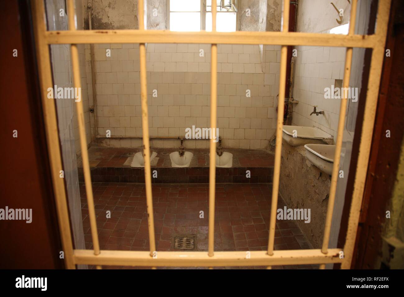 Ablutions et toilettes dans le musée du KGB, Musée du Génocide, traitant avec les périodes d'allemand et les professions et de génocide soviétique Banque D'Images