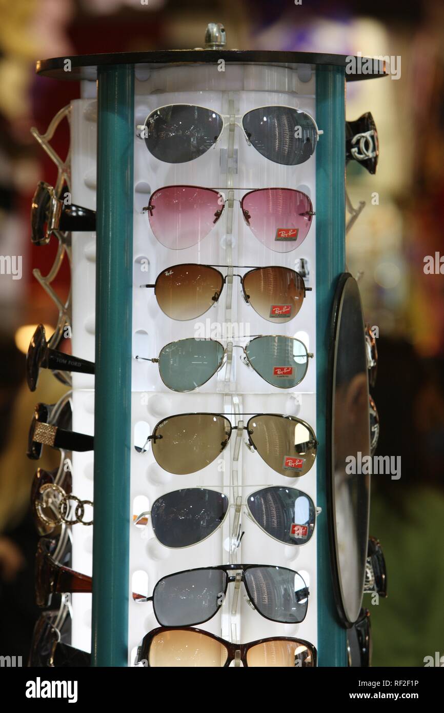 Stand avec des lunettes de soleil, le Grand Bazar ou Marché Couvert, marché  couvert avec des biens de toutes sortes, Istanbul, Turquie Photo Stock -  Alamy