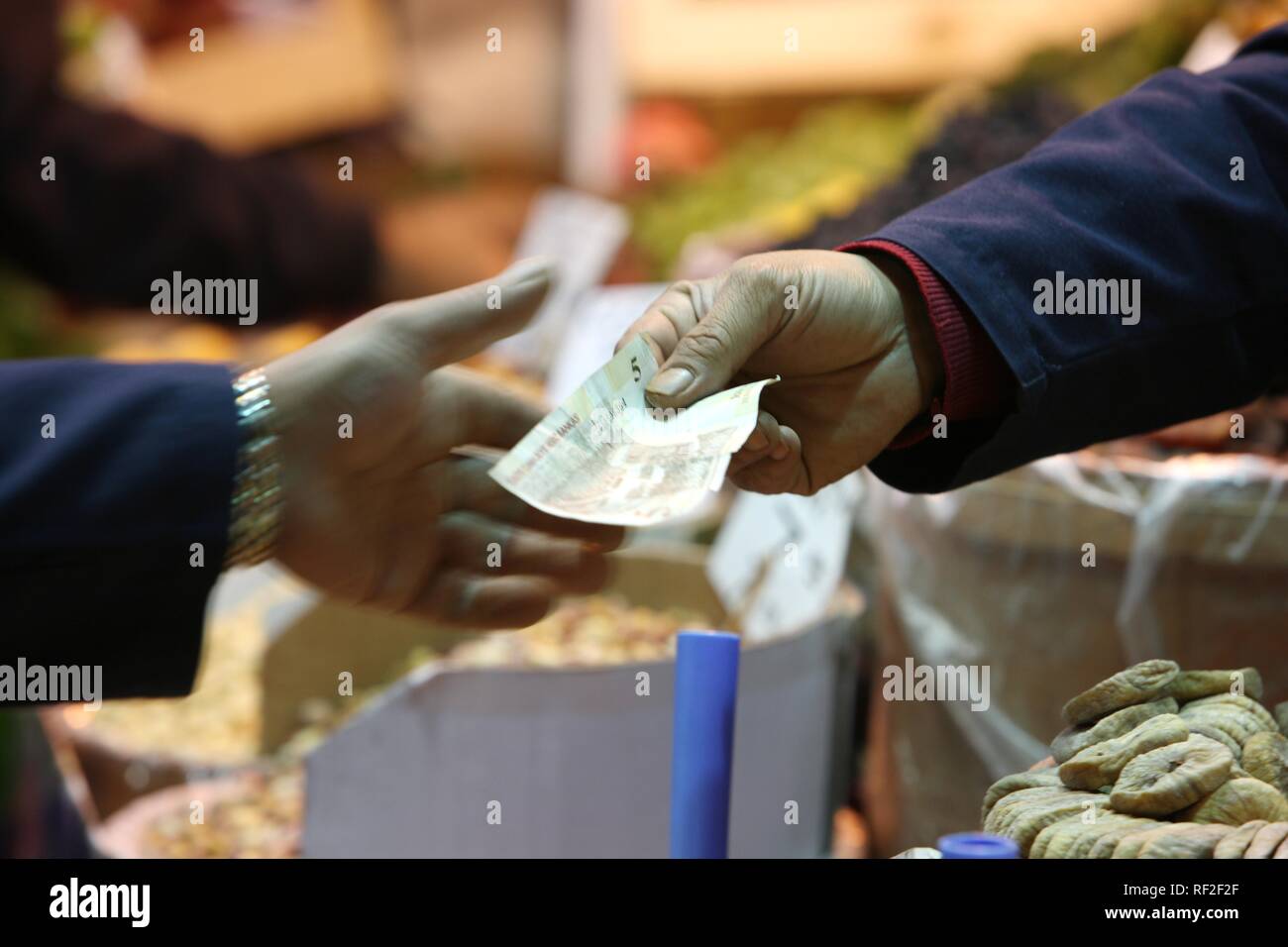 Passant les mains de l'argent, paiement, marché aux épices, Souk aux épices, quartier du marché, Istanbul, Turquie Banque D'Images