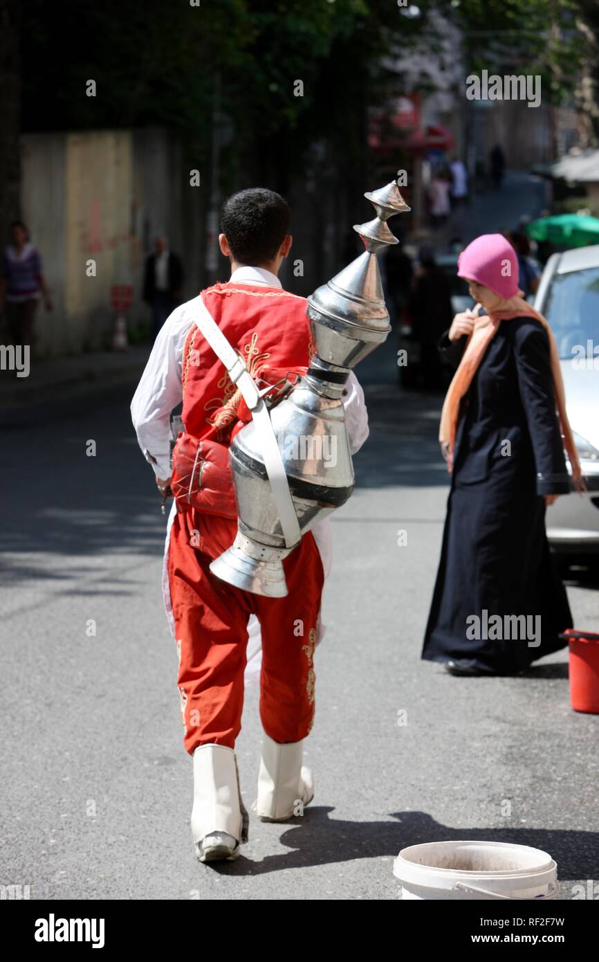 Homme portant un costume traditionnel, la vente de thé sur les routes de  Sultanahmet, Istanbul, Turquie Photo Stock - Alamy