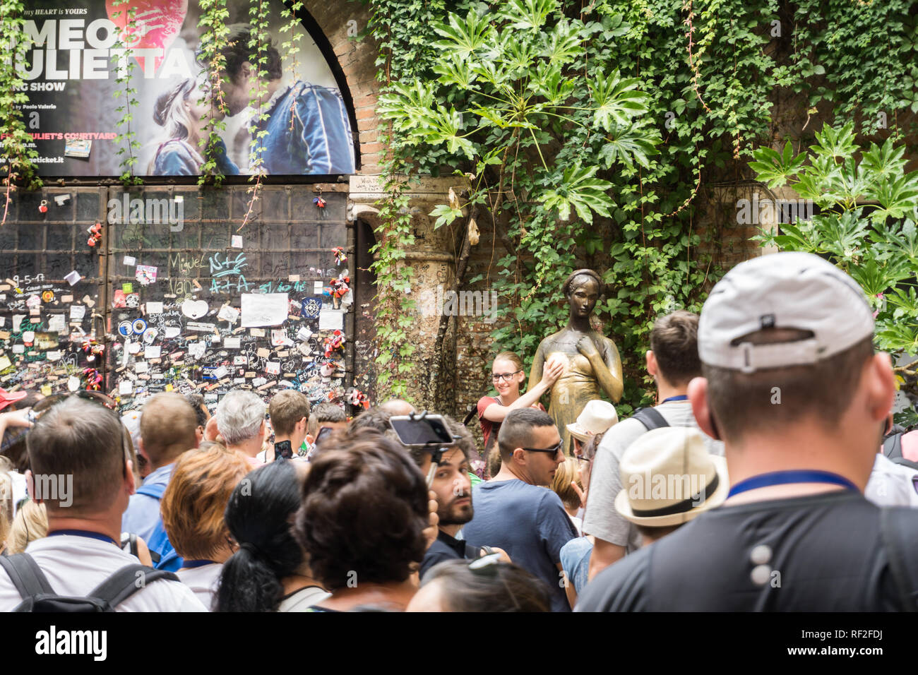 Un collage de photos d'une statue en bronze de Juliet et groupe de personnes autour d'elle. 12.8.2017, Italie Verona Banque D'Images