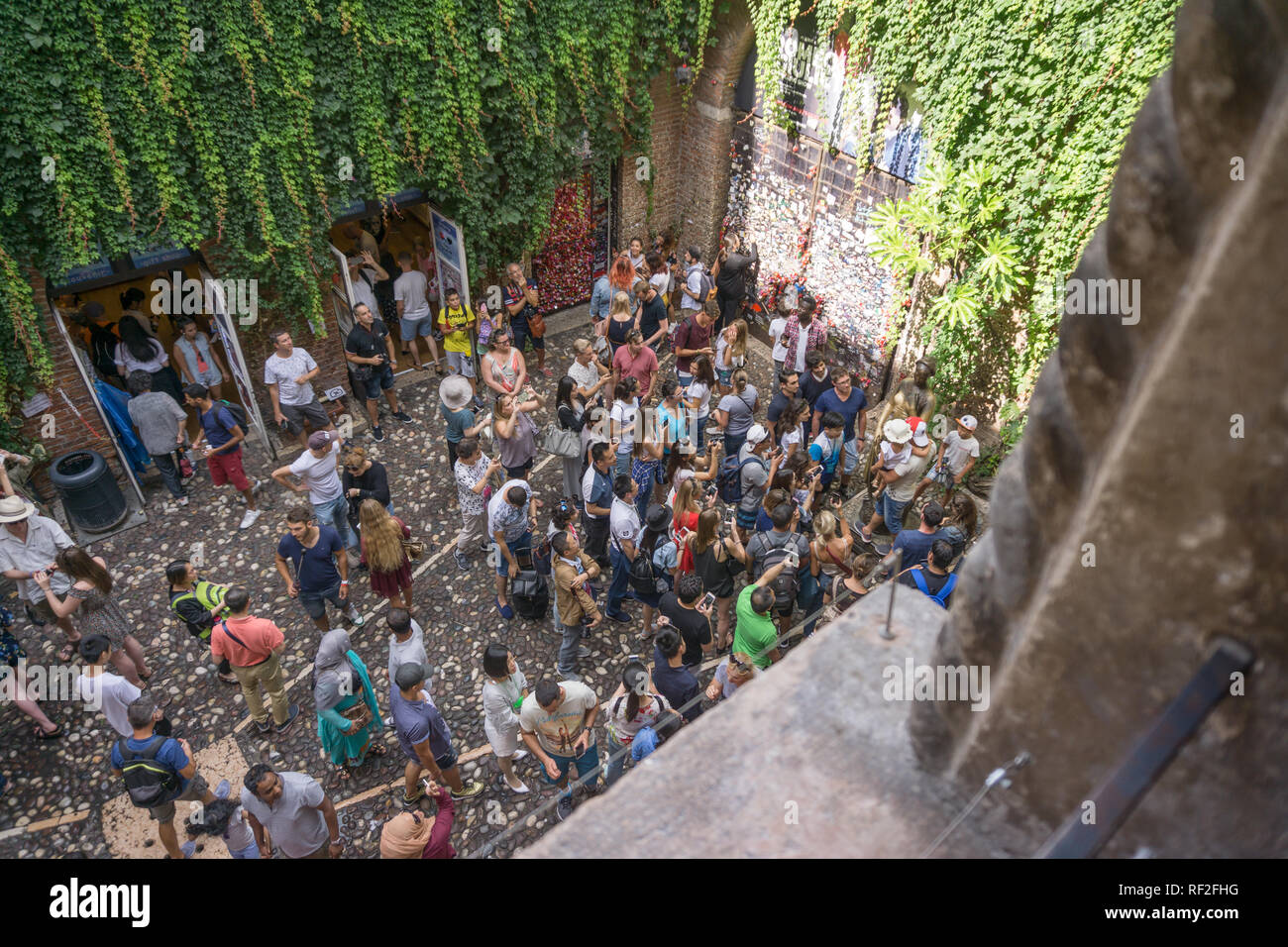 Un collage de photos d'une statue en bronze de Juliet et groupe de personnes autour d'elle. Photo de balcon. 12.8.2017, Italie Verona Banque D'Images