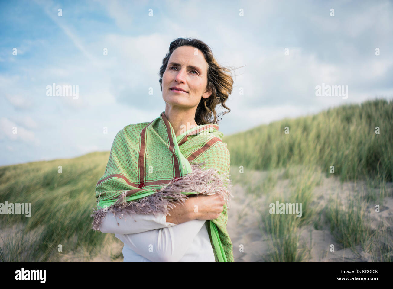 Woman in the Dunes, à la recherche à distance Banque D'Images Woman in the Dunes, à la recherche à distance Banque D'Images