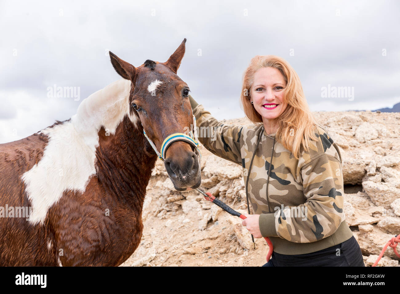 L femme pose avec son cheval avant l'Assemblée San Sebastian fiesta à La Caleta, Tenerife, Canaries, Espagne Banque D'Images