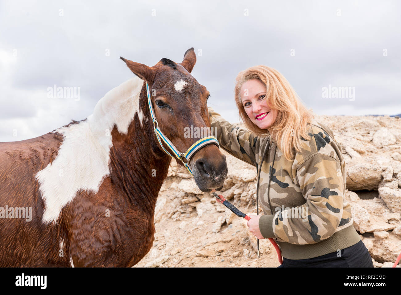 L femme pose avec son cheval avant l'Assemblée San Sebastian fiesta à La Caleta, Tenerife, Canaries, Espagne Banque D'Images