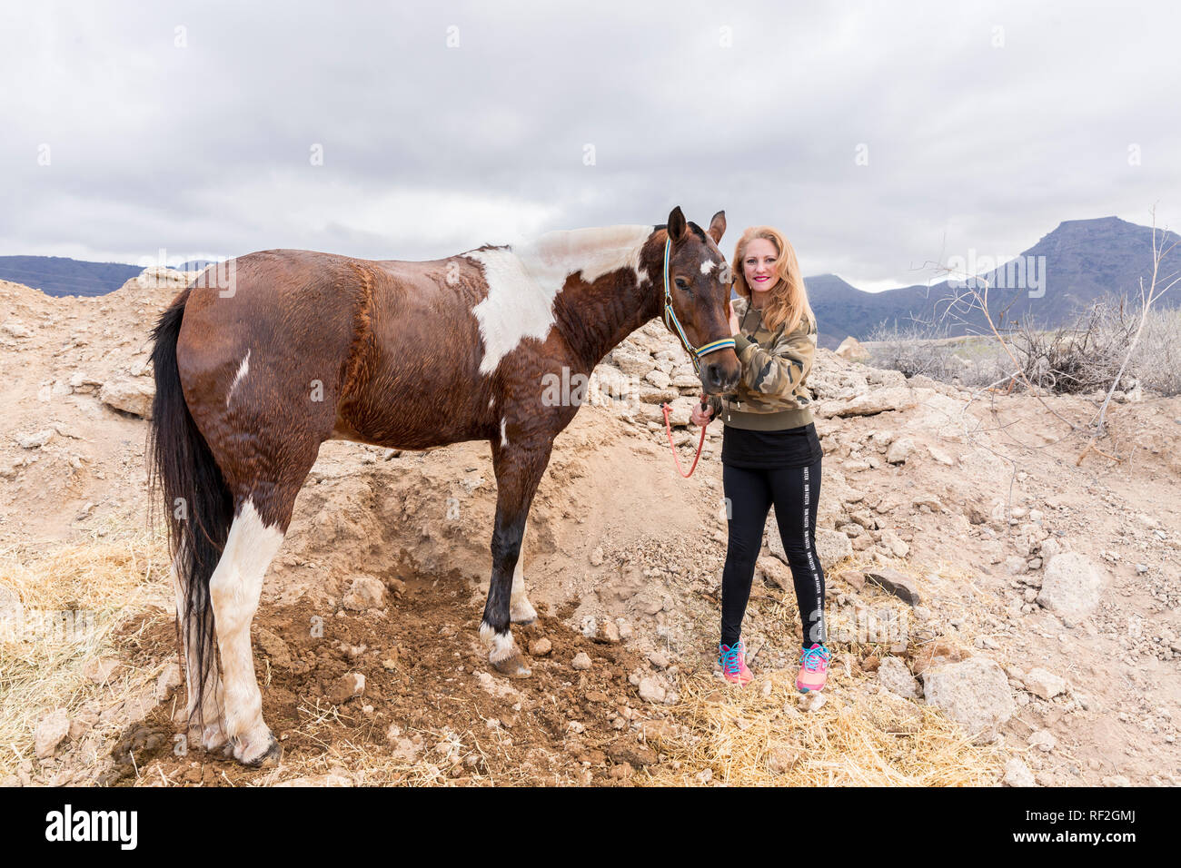 L femme pose avec son cheval avant l'Assemblée San Sebastian fiesta à La Caleta, Tenerife, Canaries, Espagne Banque D'Images