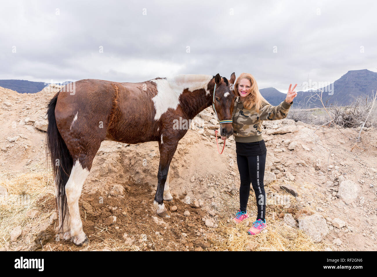 L femme pose avec son cheval avant l'Assemblée San Sebastian fiesta à La Caleta, Tenerife, Canaries, Espagne Banque D'Images