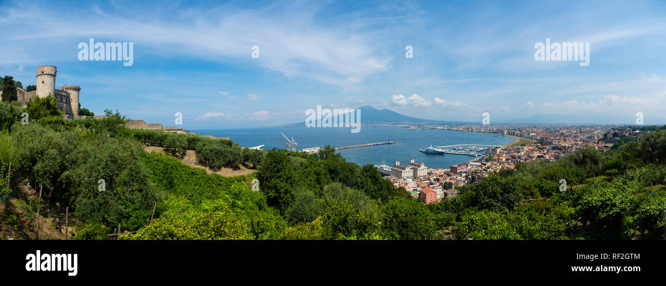 L'Italie, Campanie, Naples, vue de Castellammare de Stabia, Castello Medioevale, Golfe de Naples, le Vésuve en arrière-plan Banque D'Images