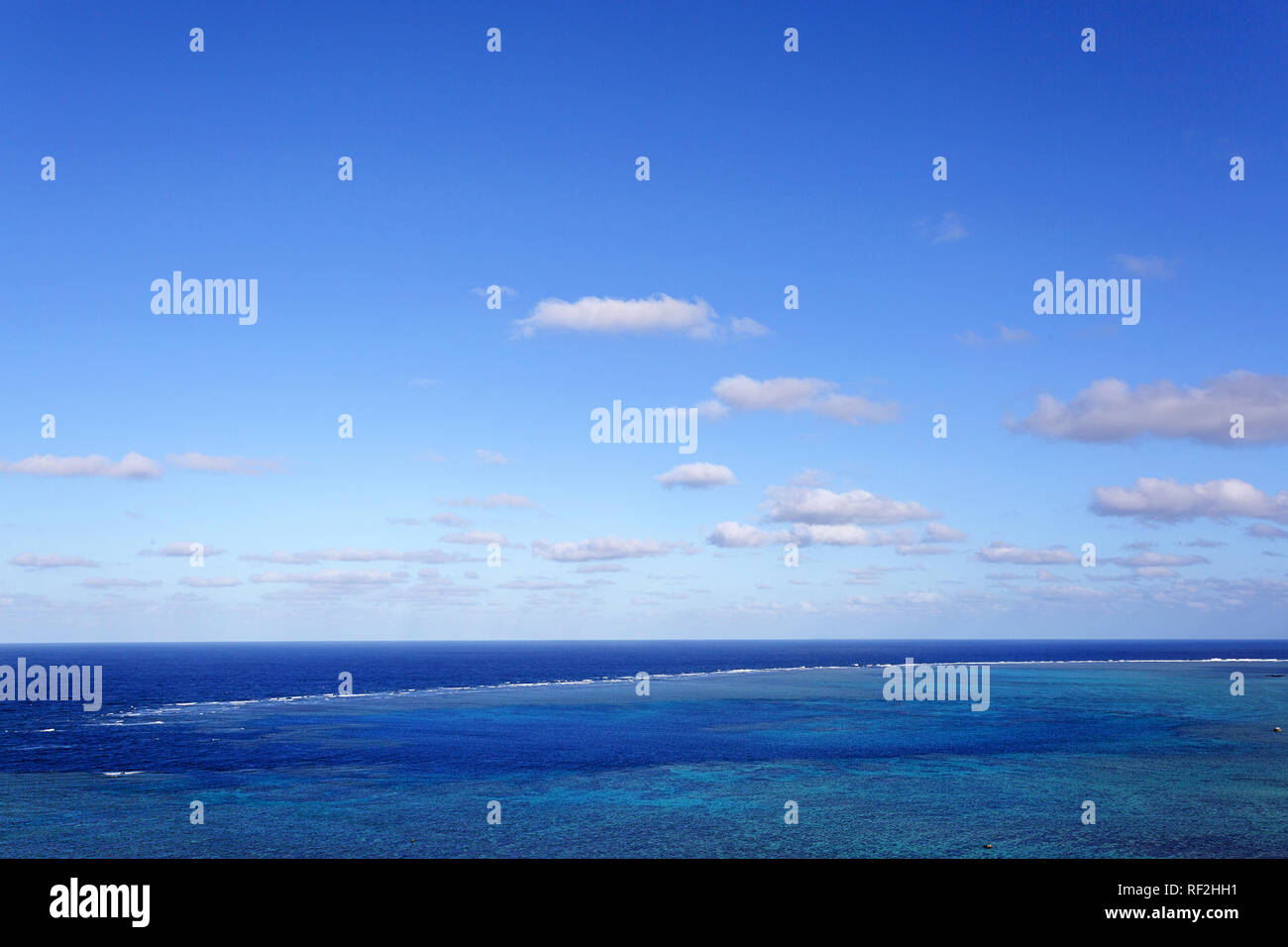 Un ciel bleu, les nuages et la mer, les récifs coralliens, l'Île Ishigaki, Japon Banque D'Images
