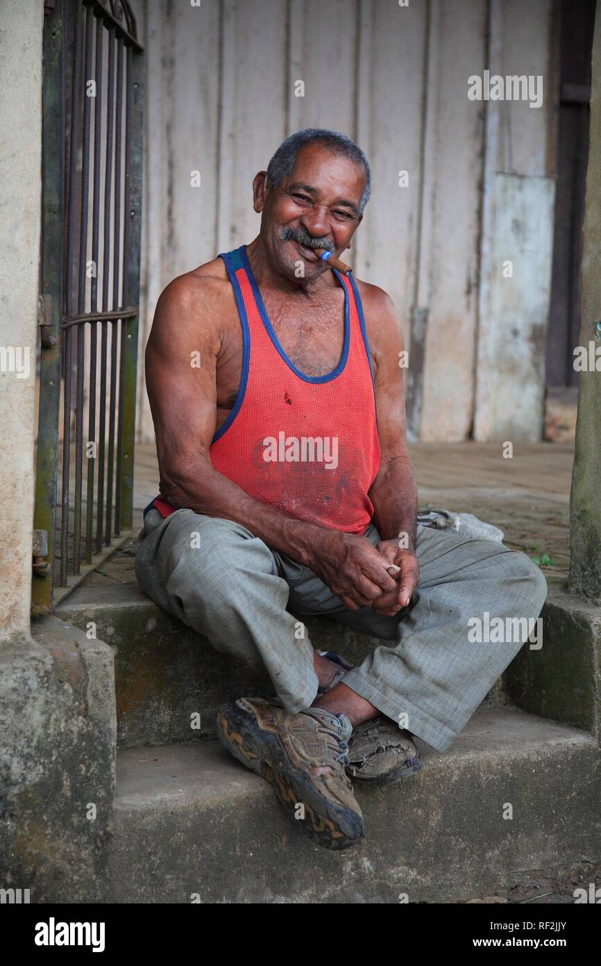 Cuban man smoking cigar à Pinar del Rio, Cuba, Caraïbes Banque D'Images