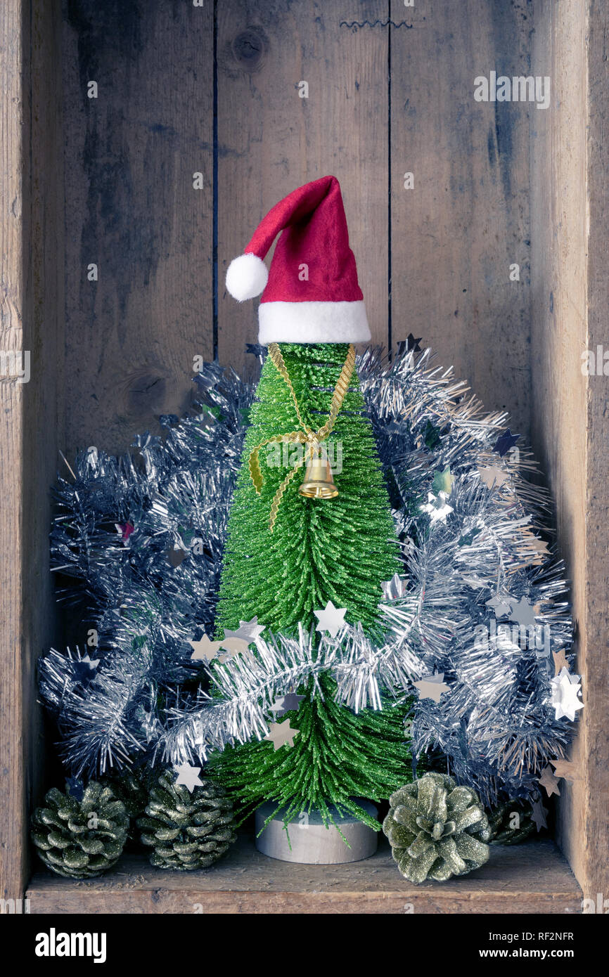 Noël Décoration golden bell jar et arbre dans une boîte en bois historique Banque D'Images