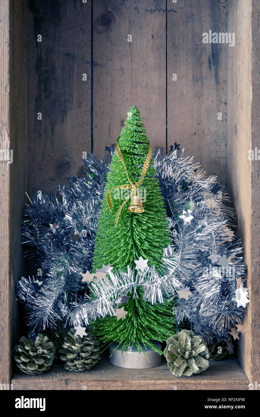 Noël Décoration golden bell jar et arbre dans une boîte en bois historique Banque D'Images