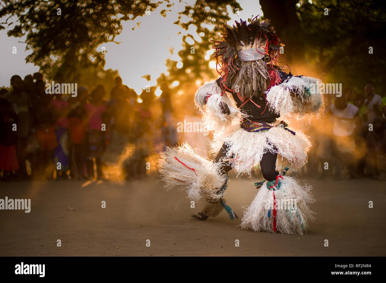 Gule Wamkulu une danseuse dans un énergique performant près de Chikwawa, le Malawi, le Gule Wamkulu est une danse rituelle exécutée par une société secrète Banque D'Images