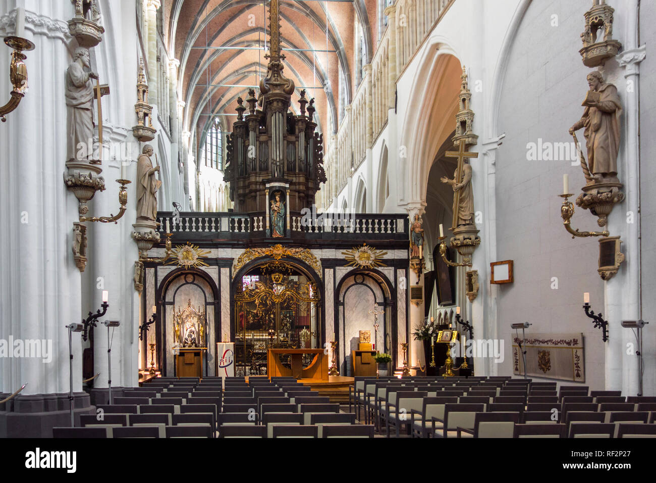 Autel et l'orgue d'église dans l'église de Notre-Dame / Onze-Lieve-Vrouwekerk dans la ville de Bruges, Flandre occidentale, Belgique Banque D'Images