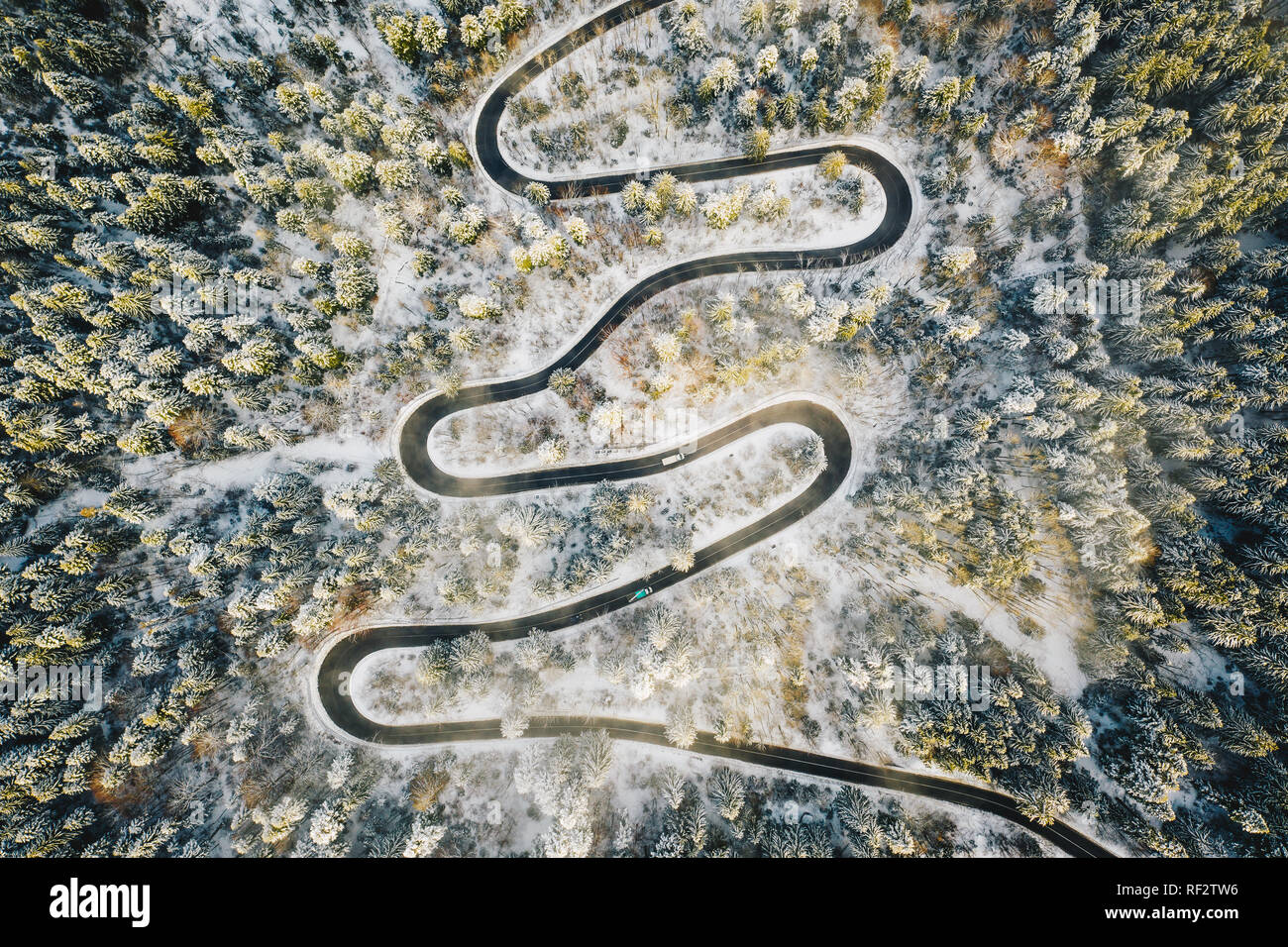 Route sinueuse dans l'extrême de l'hiver après une grave chute de neige Banque D'Images
