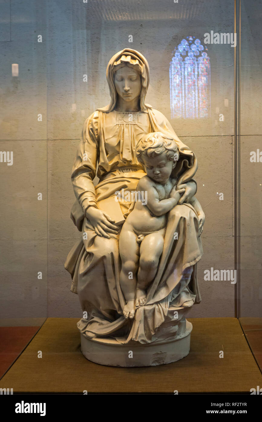 Réplique de la Vierge de Bruges, la sculpture de Michel-Ange, dans l'église de Notre-Dame / Onze-Lieve-Vrouwekerk dans la ville de Bruges, Flandre occidentale, Belgique Banque D'Images