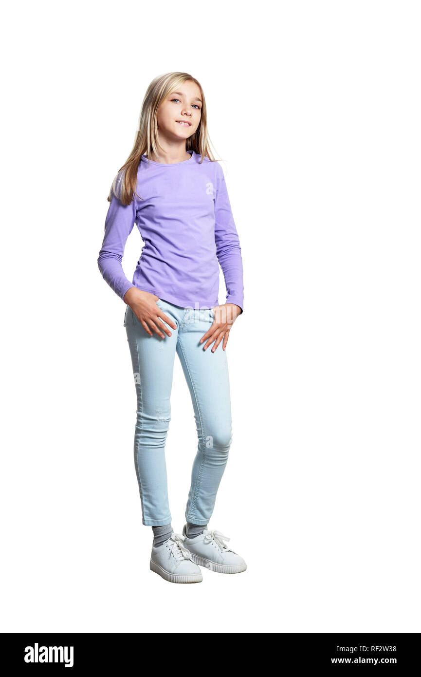 Cute girl in casual clothing posant sur fond blanc Banque D'Images