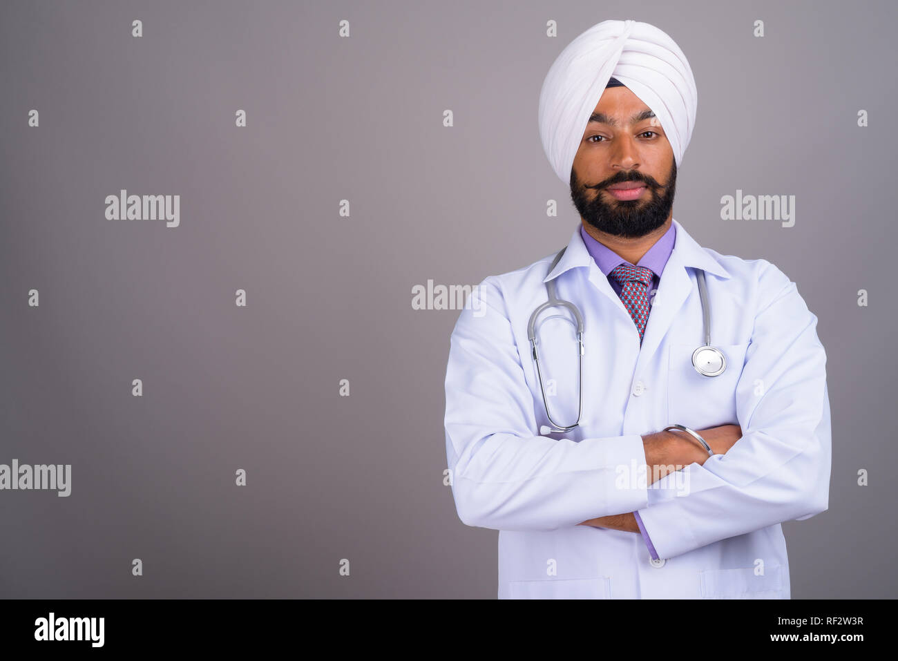 Portrait de jeune homme sikh indien médecin Banque D'Images