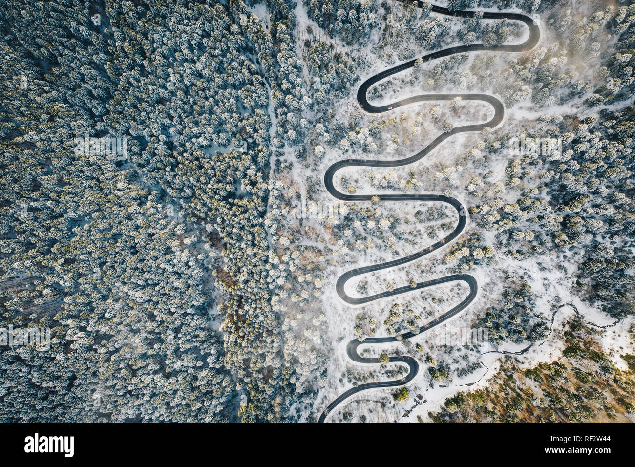Transfagarasan route sinueuse dans les montagnes des Carpates en hiver Banque D'Images
