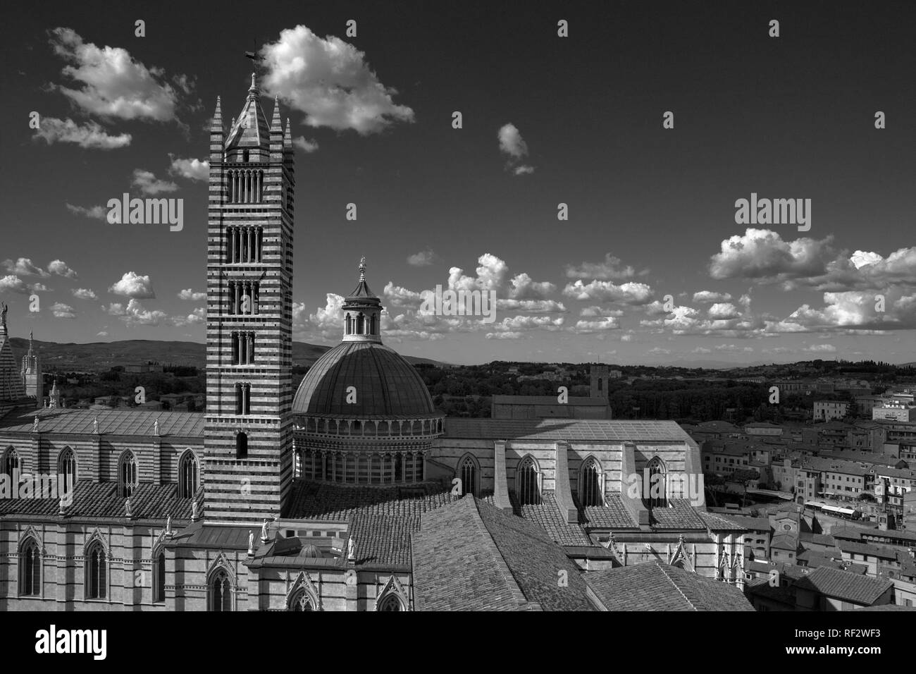 La cathédrale de Sienne, vu de la 'Facciatone' de la Duomo Nuovo, de l'autre côté de la Piazza Iacopo della Quercia, Sienne, Toscane, Italie : version noir et blanc Banque D'Images