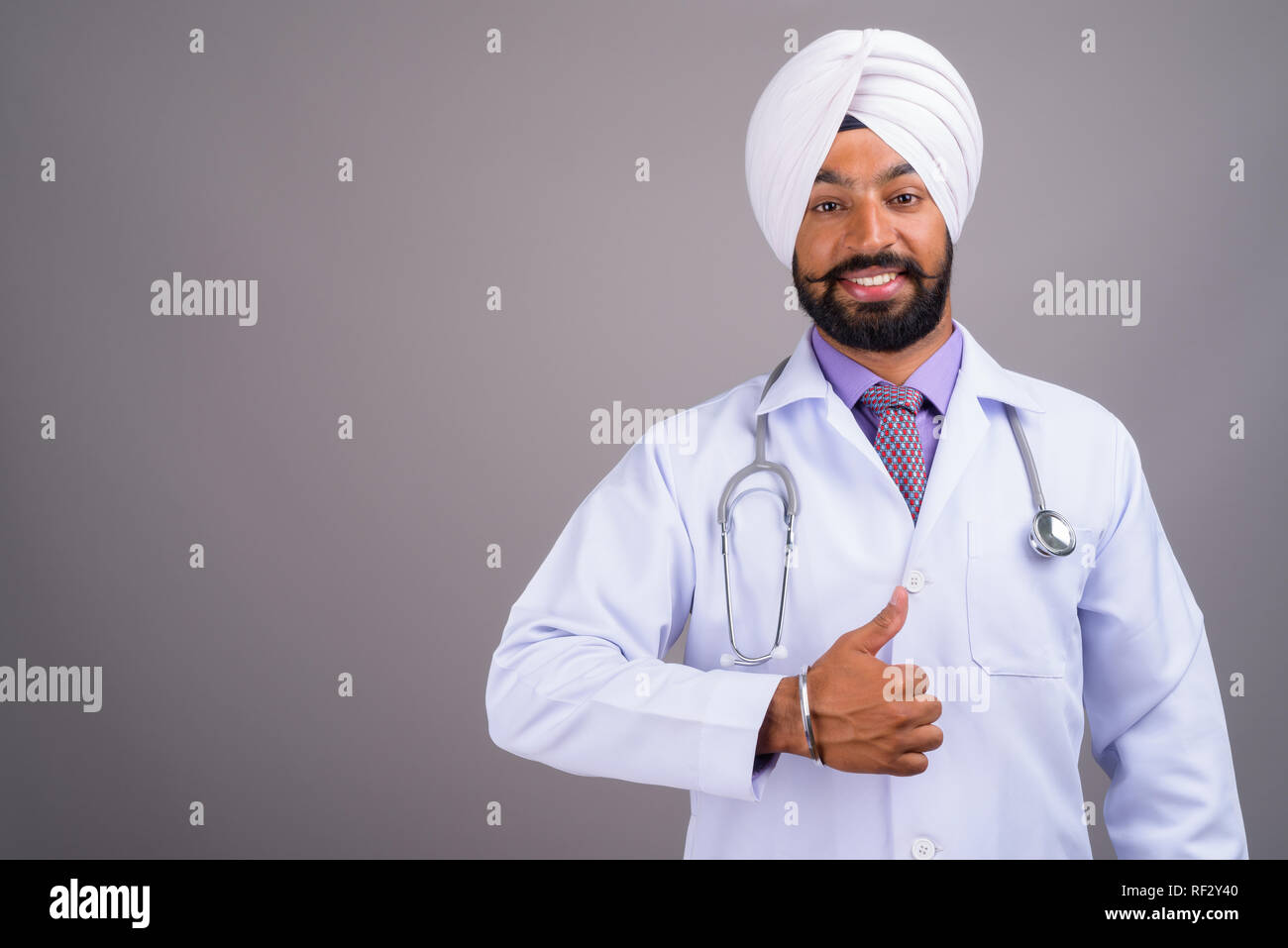Jeune Indien Sikh doctor smiling et giving thumb up Banque D'Images