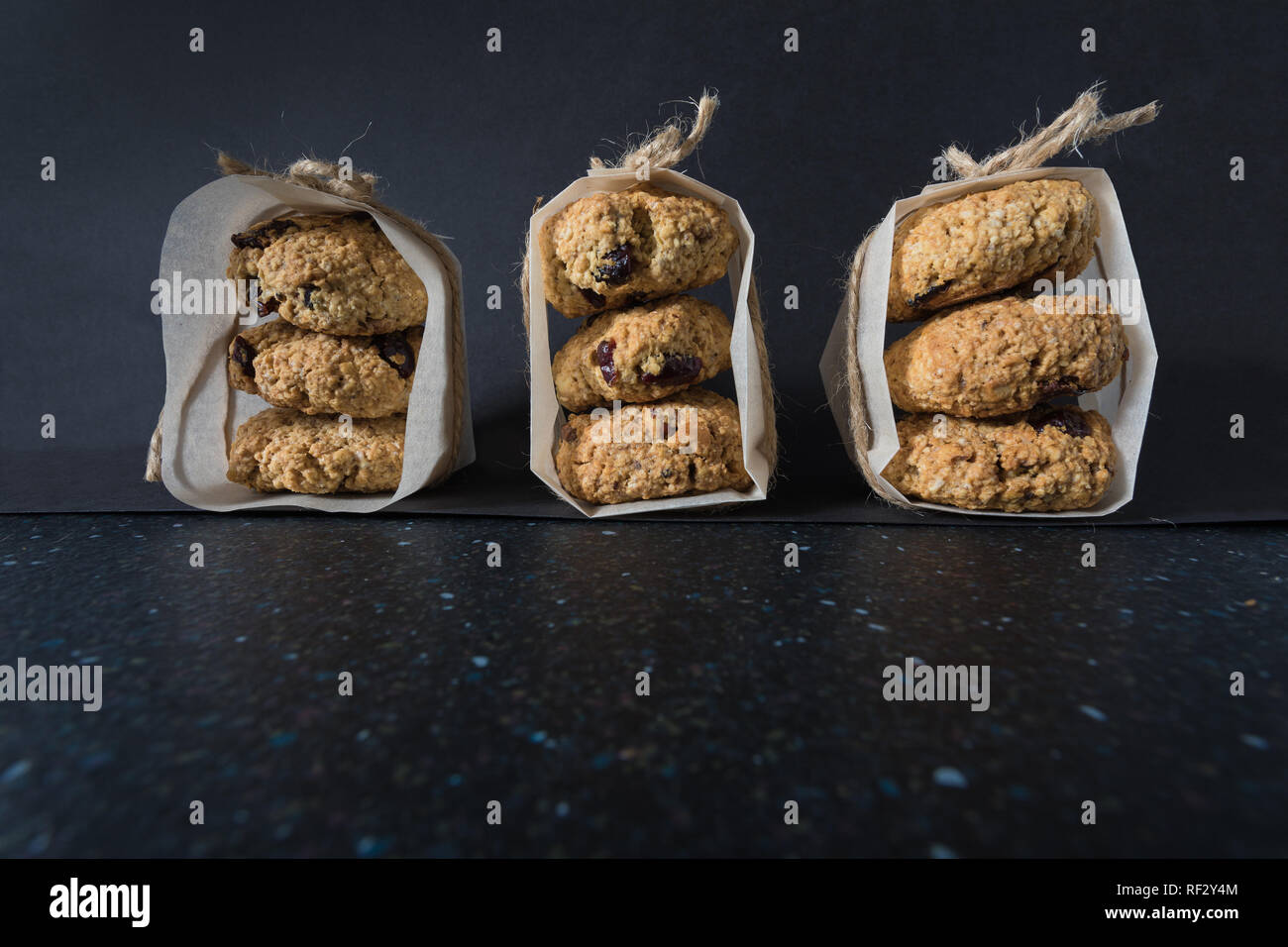 Oatmeal Cookies avec des Canneberges et noix Banque D'Images