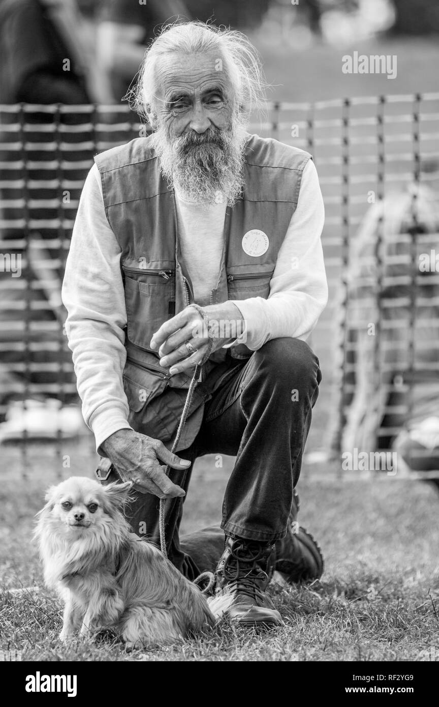 Un vieil homme avec son chien dans le parc lors d'une exposition canine à Londres Banque D'Images