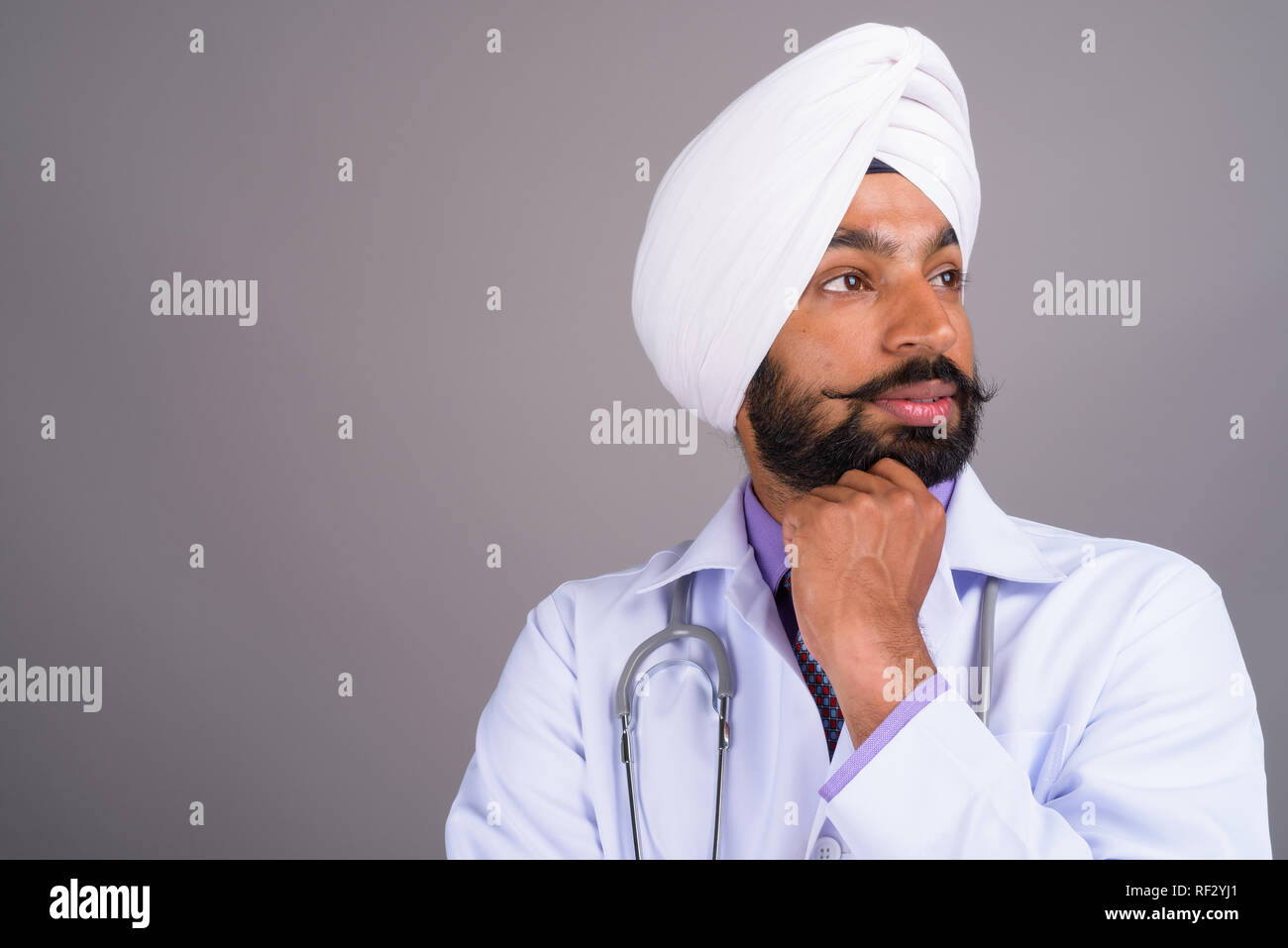 Portrait de jeune homme sikh indien médecin pense Banque D'Images