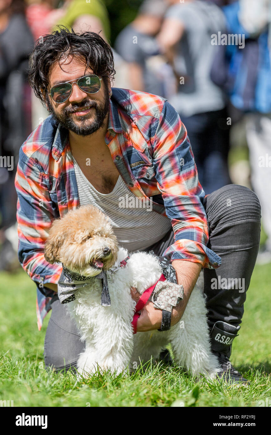Un homme avec un chien dans le parc lors d'une exposition canine Banque D'Images